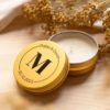 Vela dorada personalizada con inicial abierta, un detalle elegante para tu boda.