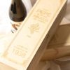 Detalle del grabado personalizado sobre la caja de vino de madera natural
