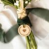 Medalla de madera personalizada para ramo, con seda verde y grabado u00fanico