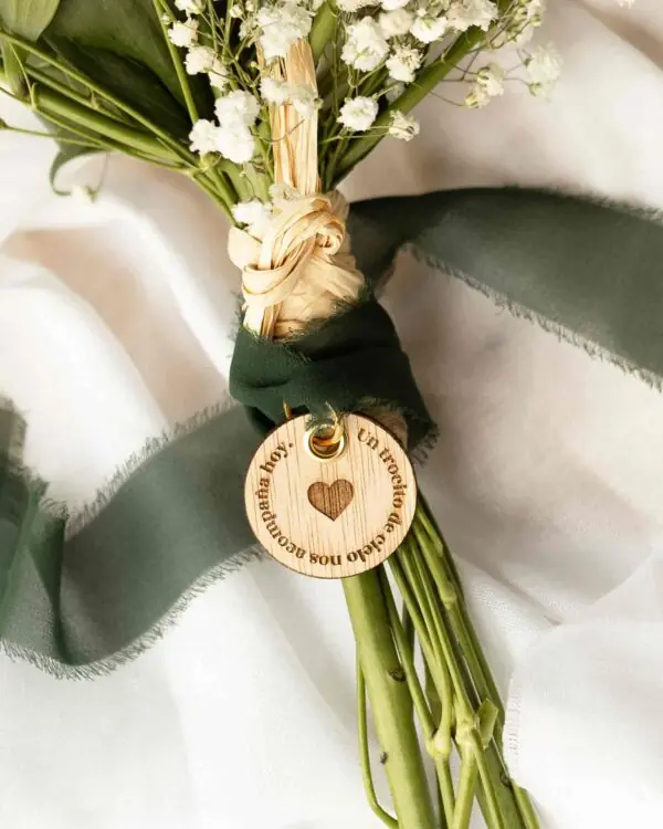 Medalla de madera personalizada para ramo, con seda verde y grabado único