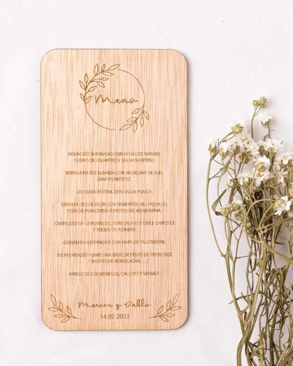 Vista completa de minutas personalizadas de madera, ideal para una mesa de celebración.