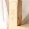 Caja de vino de madera personalizada, vista completa desde un u00e1ngulo lateral