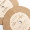 Detalle de Invitación de Boda Vinilo - Madera Grabada con Estilo Retro