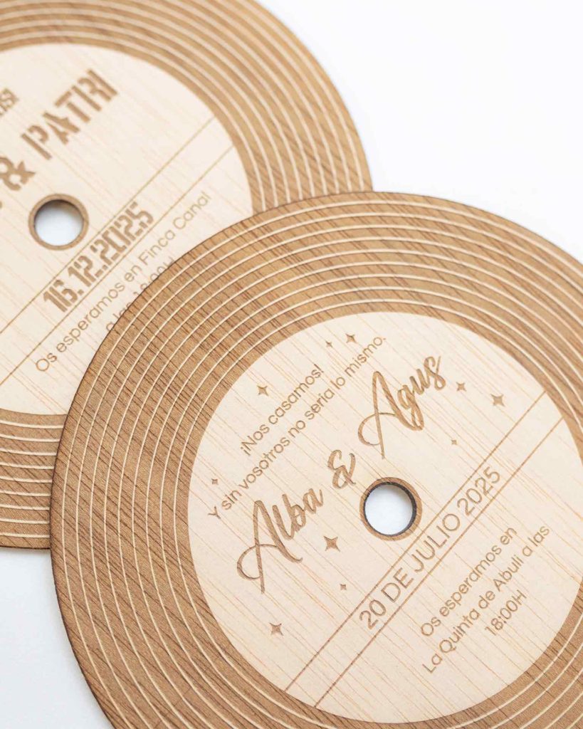 Detalle de Invitación de Boda Vinilo - Madera Grabada con Estilo Retro