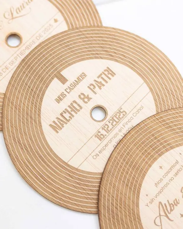 invitación de boda estilo vinilo personalizada para amantes de lo retro