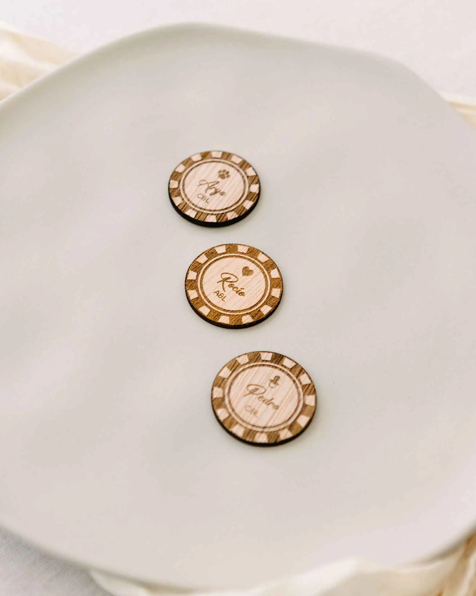 Marcasitios Casino colocados como detalle sobre una mesa de boda, diseño temático y original