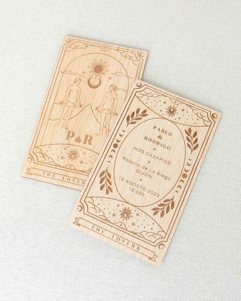 Detalle del grabado en madera de la invitación de boda Los Amantes con diseño tarot