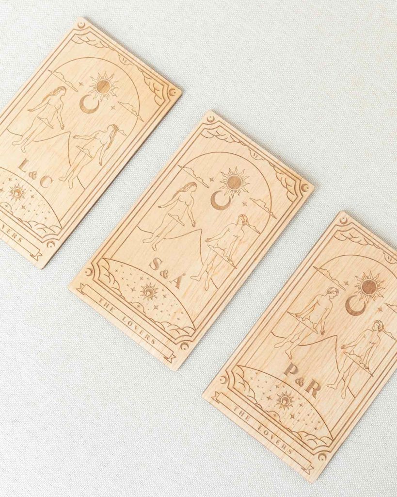Vista general de la invitación de boda Los Amantes – Madera grabada con diseño de tarot