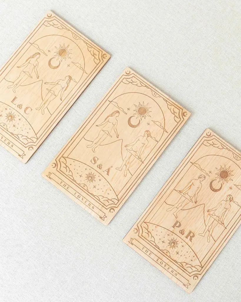 Vista general de la invitación de boda Los Amantes – Madera grabada con diseño de tarot