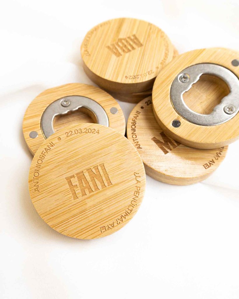Abrebotellas de madera personalizado desde un ángulo mostrando el acabado de la madera