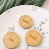 Abrebotellas de madera con imu00e1n, personalizado con el nombre del invitado como detalle de boda u00fatil y original