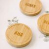 Presentaciu00f3n de varios abrebotellas personalizados de madera con imu00e1n, ideales para regalar en bodas y eventos