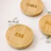 Presentación de varios abrebotellas personalizados de madera con imán, ideales para regalar en bodas y eventos