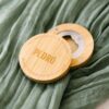 Abrebotellas imantado de madera grabado con una frase especial y detalles personalizados para invitados
