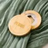 Abrebotellas imantado de madera grabado con una frase especial y detalles personalizados para invitados