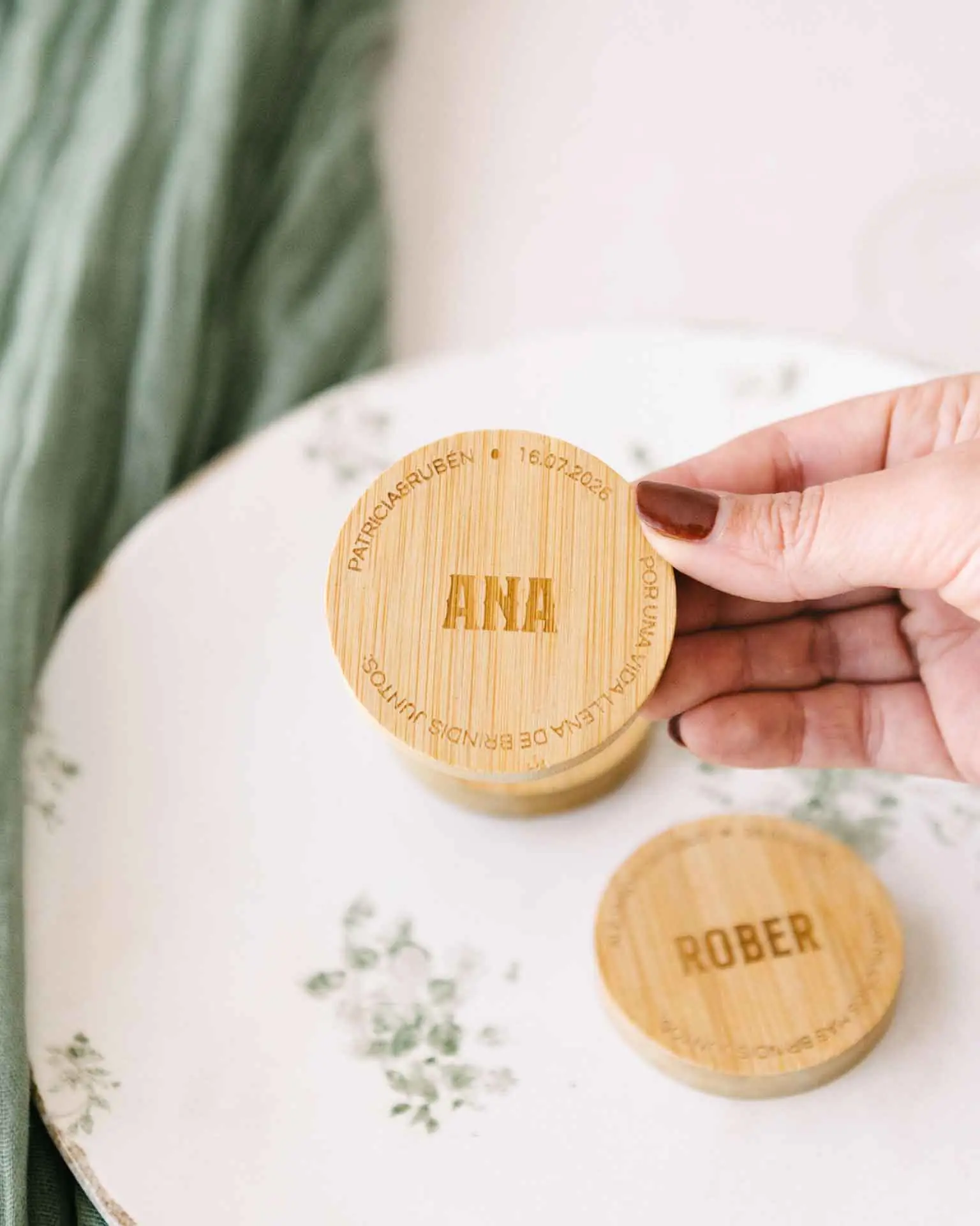Tamaño real del abrebotellas de madera personalizado mostrado en la mano, con grabado e imán en la parte trasera