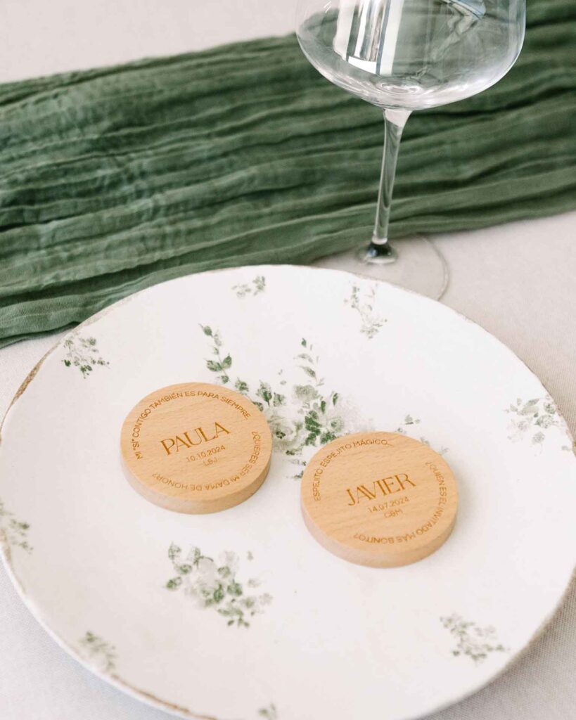 Espejo de madera personalizado con grabado de nombre y fecha, ideal como detalle de boda para invitadas