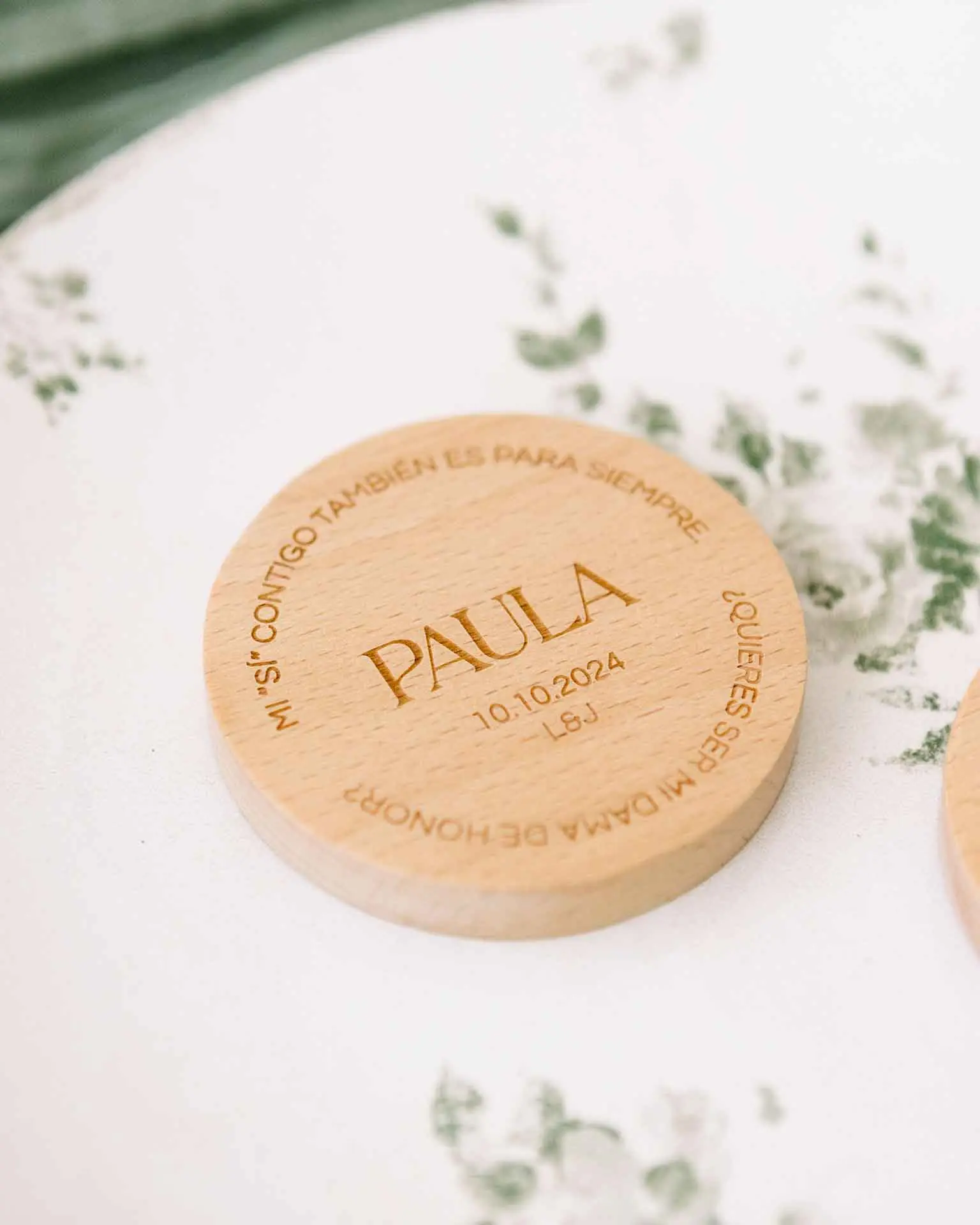 Espejo de bolsillo de madera grabado con nombre del invitado, un detalle práctico y bonito para regalar