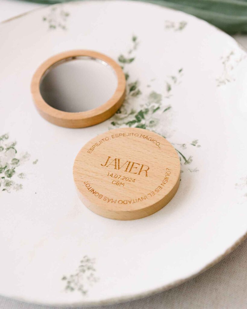 Conjunto de espejos de madera personalizados con diferentes mensajes y nombres para regalar en bodas