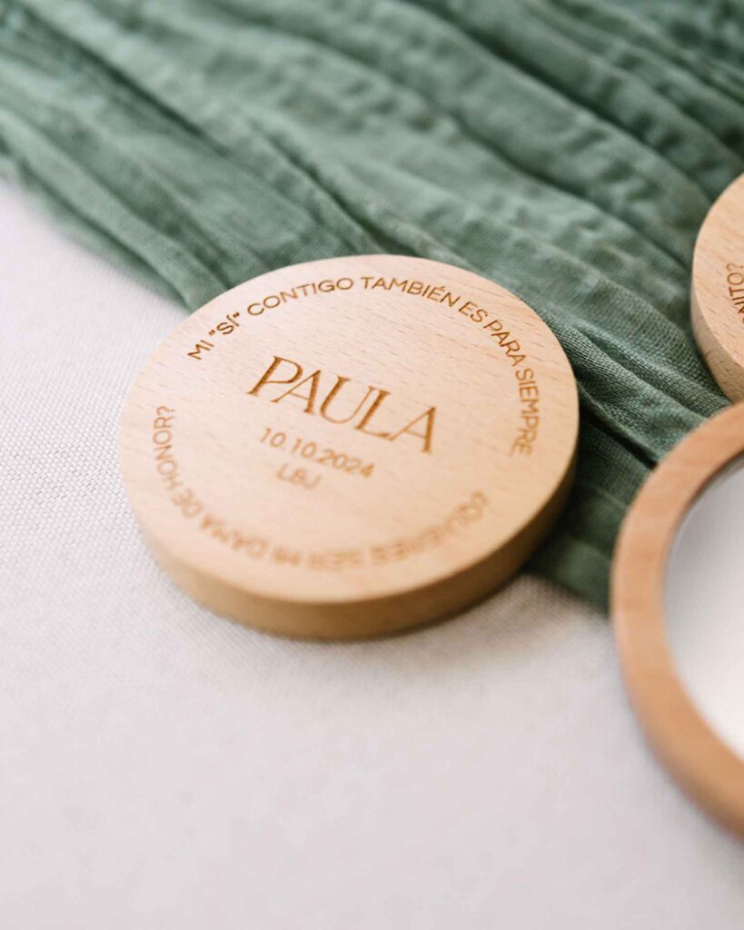 Espejo de madera grabado con mensaje especial y nombre, personalizado para eventos y bodas