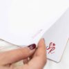 Detalle del texto en las hojas de algodu00f3n del libro de firmas personalizado con troquel para bodas.