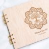 Libro de firmas personalizado para bodas con diseu00f1o mandala en tapa de madera natural.