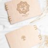 Vista detallada de ambas caras de un libro de firmas personalizado para bodas con diseu00f1o mandala.