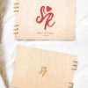 Vista detallada de un libro de firmas personalizado con troquel, ideal para bodas.