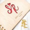 Foto general de un libro de firmas personalizado con troquel, ideal para bodas u00fanicas.