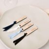 Marcasitios Arcoiris como parte de la decoraciu00f3n de una mesa de boda, con lazos coloridos