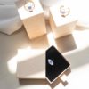 Anillo con flor no me olvides presentado en caja para regalo