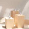 Detalle de conjunto de anillos con flor no me olvides