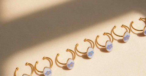 Anillos no me olvides en vista diagonal Anillos con flor no me olvides en vista diagonal sobre fondo claro