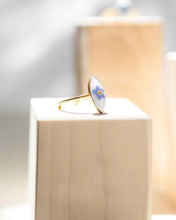 Detalle del anillo con flor no me olvides natural preservada