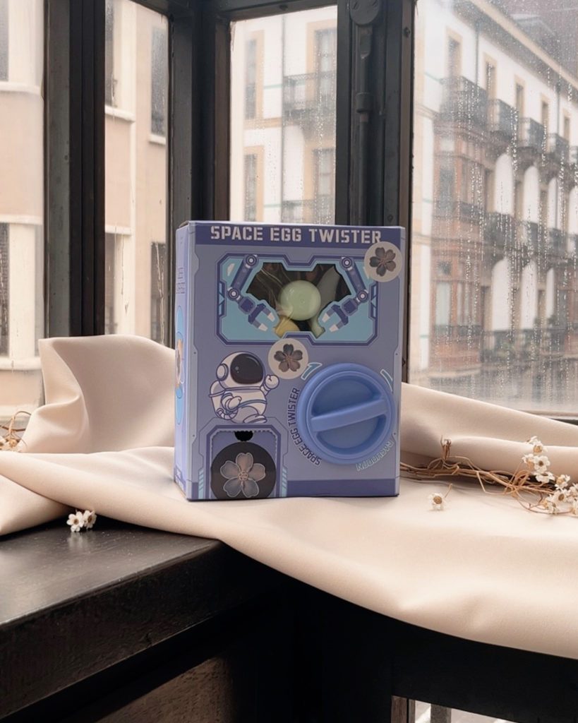 Caja utilizada para el sorteo de títulos en los videos de diseño de invitaciones de boda inspiradas en películas.