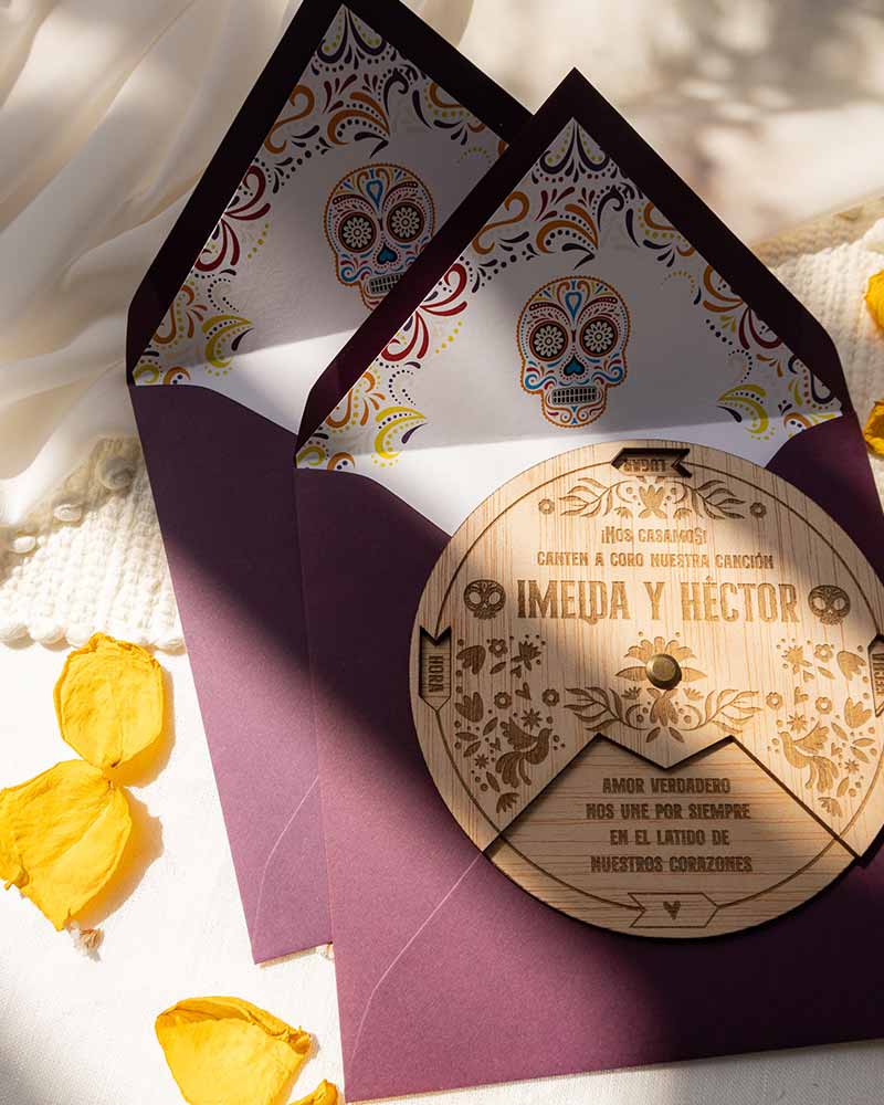 Invitación de boda de película inspirada en Coco, modelo Tigrilla con motivos florales y calaveras.