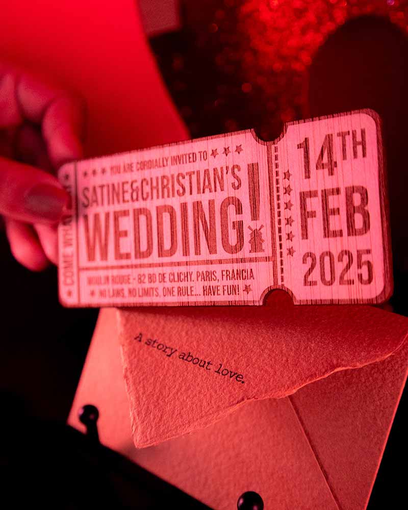 Invitación de boda de película inspirada en Moulin Rouge, modelo Ticket con detalles teatrales.