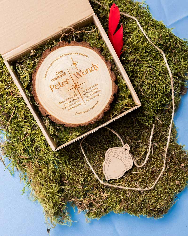 Invitación de boda de película inspirada en Peter Pan, modelo Bosque con caja de musgo.