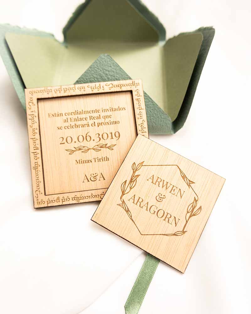 Invitación de boda de película inspirada en El Señor de los Anillos, modelo Noa con grabado en élfico.