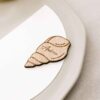 Marcasitio de madera con forma de concha marina, personalizado con nombre en grabado