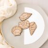 Conjunto de marcasitios de madera con distintas formas de conchas marinas, personalizados