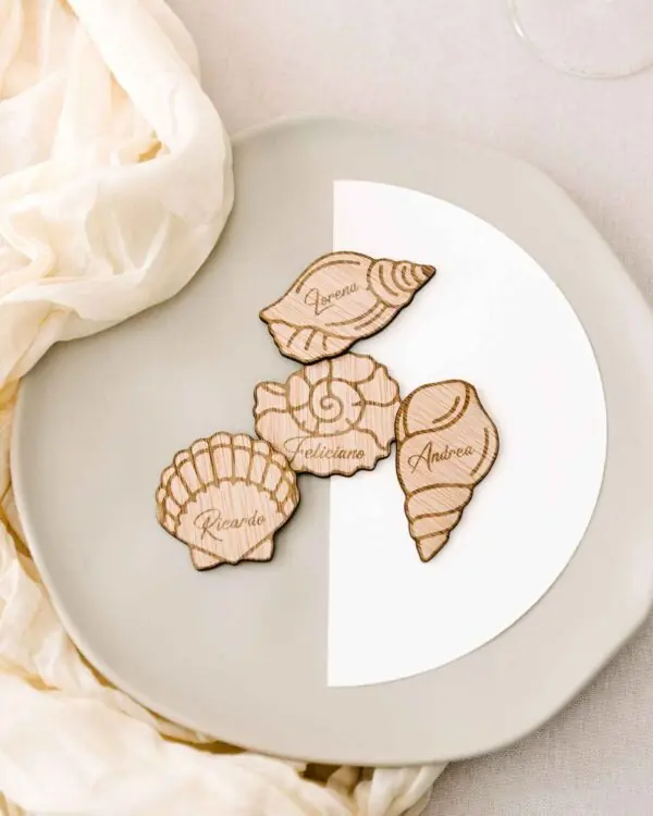 Conjunto de marcasitios de madera con distintas formas de conchas marinas, personalizados