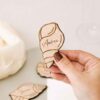 Marcasitios marinos de madera con diferentes formas de conchas, sostenidos en la mano