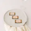 Marcasitio Movie de madera colocado sobre una servilleta como detalle decorativo en mesa de boda