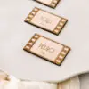 Marcasitio de madera con diseño de película, personalizado con nombre en tipografía estilo cinematográfico