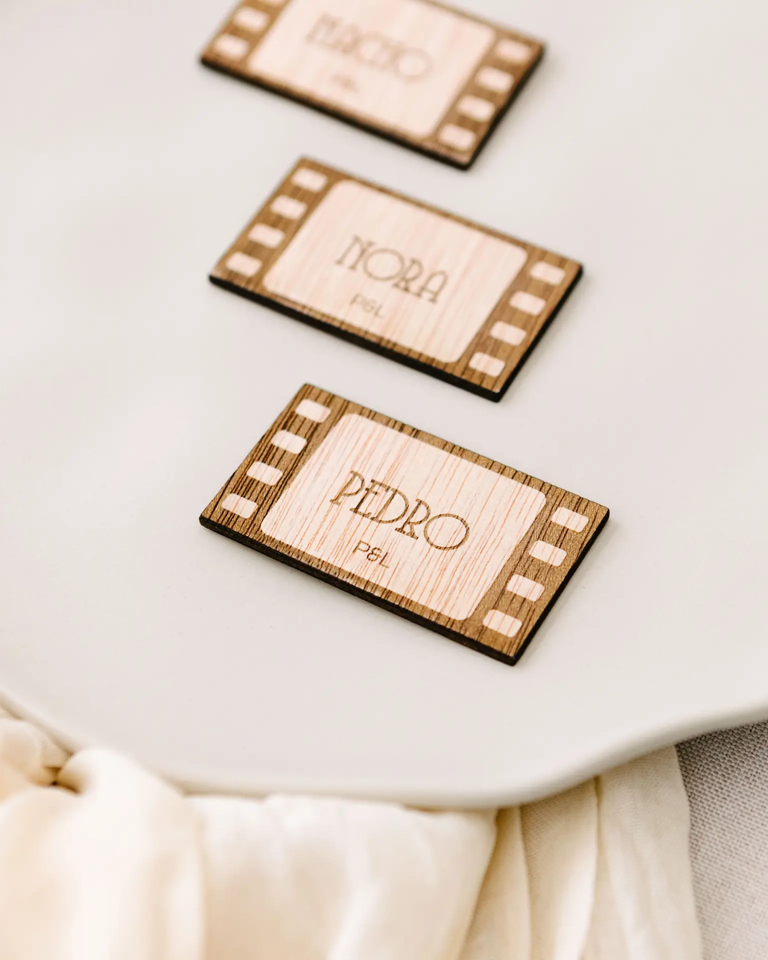 Marcasitio de madera con diseño de película, personalizado con nombre en tipografía estilo cinematográfico