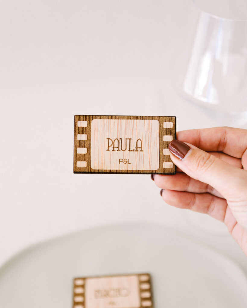 Tamaño real del marcasitio Movie mostrado en la mano, con diseño de fotograma de película personalizado