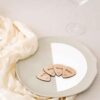 Marcasitios personalizados con forma de pu00faa sobre la mesa de boda, estilo musical
