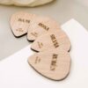 Detalle en primer plano del grabado moderno sobre la pu00faa de madera estilo rock