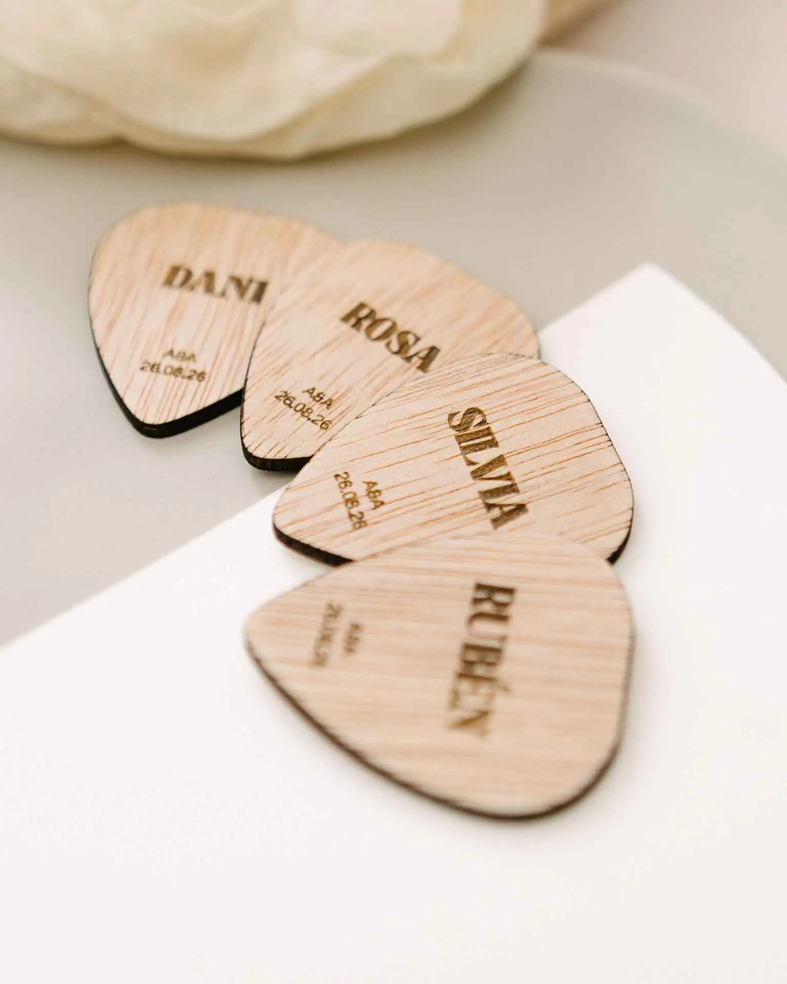 Detalle en primer plano del grabado moderno sobre la púa de madera estilo rock